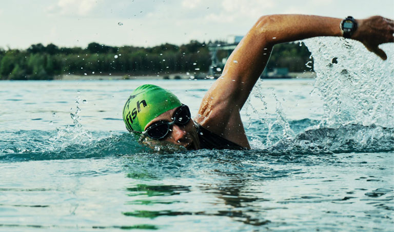 Thực hiện vật lý trị liệu như bơi bội thường xuyên để tăng cường sức mạnh cơ