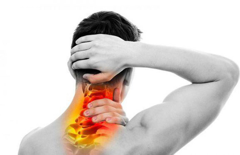 Tình trạng đau vai gáy có thể là hệ quả của các bệnh lý cơ xương khớp mãn tính