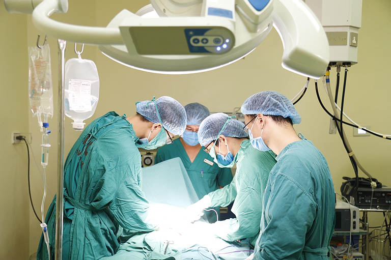 Phẫu thuật là phương pháp điều trị chính đối với hội chứng chùm đuôi ngựa