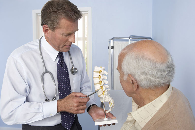 Tùy thuộc vào mức độ bệnh mà có thể áp dụng các phương pháp điều trị loãng xương phù hợp