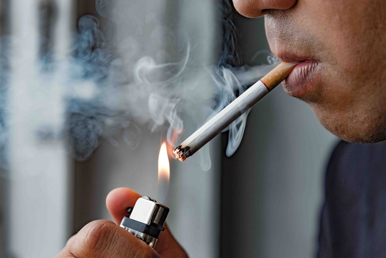 Những người có thói quen hút thuốc lá thường xuyên thì nguy cơ mắc bệnh loãng xương thường cao hơn