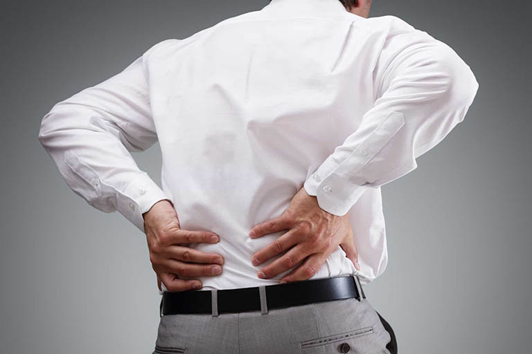 Bệnh thoái hóa cột sống thắt lưng khiến bệnh nhân đau âm ỉ hoặc đau nhói ở vùng mông, lưng dưới và đùi trên