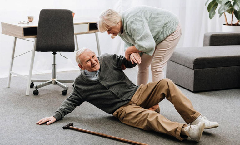 Người lớn tuổi có nguy cơ té ngã cao gấp 2,5 lần khi bị thoái hóa khớp
