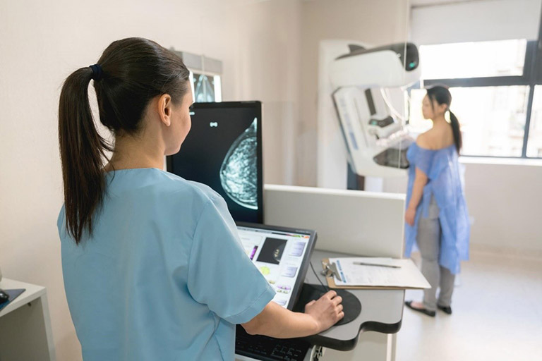 Tùy thuộc vào từng trường hợp, bệnh nhân có thể được sử dụng tia X mềm hoặc tia X cứng