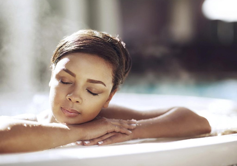Tắm nước ấm là cách chữa đau thần kinh tọa tại nhà hiệu quả