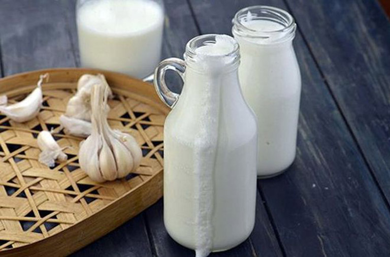 Cách chữa đau thần kinh tọa bằng sữa tỏi ấm