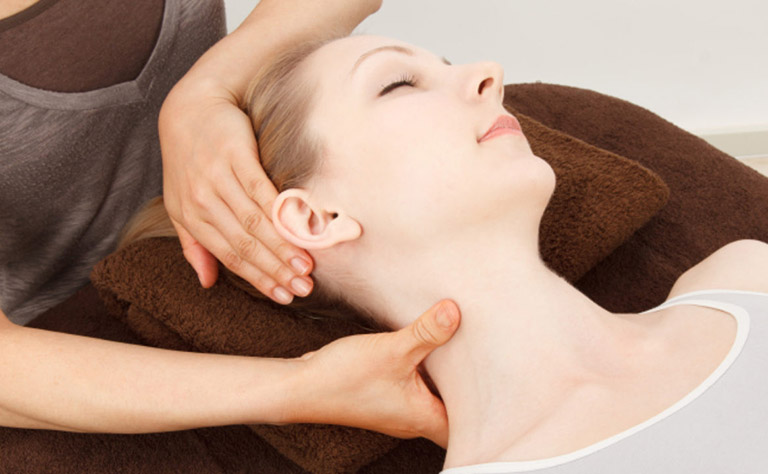 Tập trung massage cho mỗi bên cổ