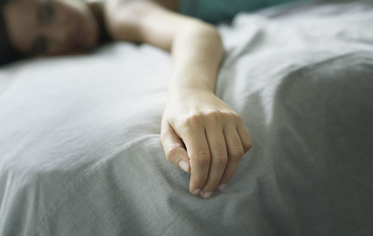 Tê bì chân tay khi ngủ