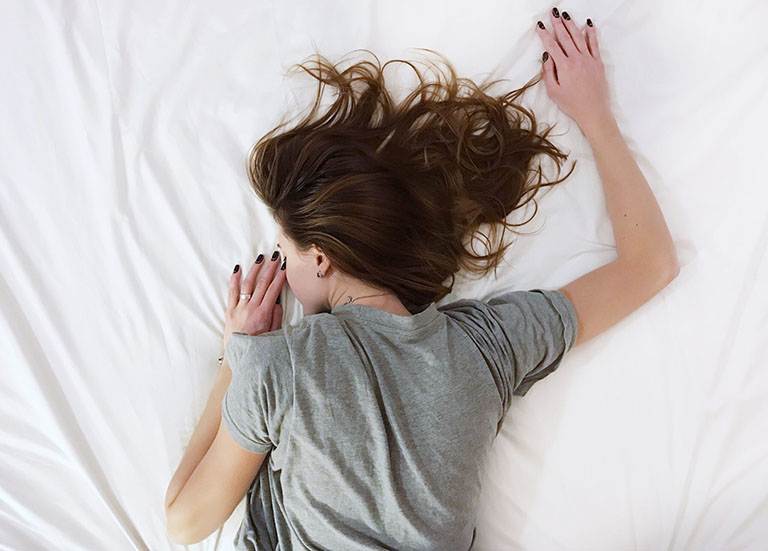 Ngủ sai tư thế khiến mạch máu và các dây thần kinh ở tay bị chèn ép