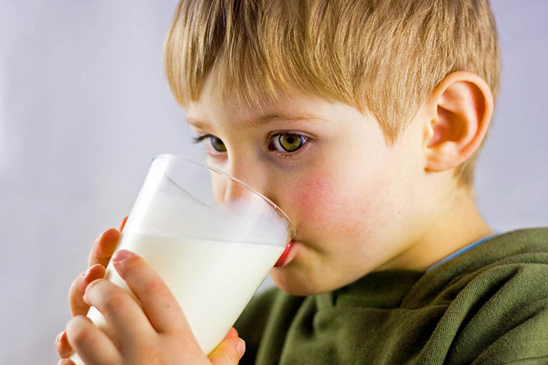 Không nên uống canxi nano với sữa hoặc những chế phẩm từ sữa