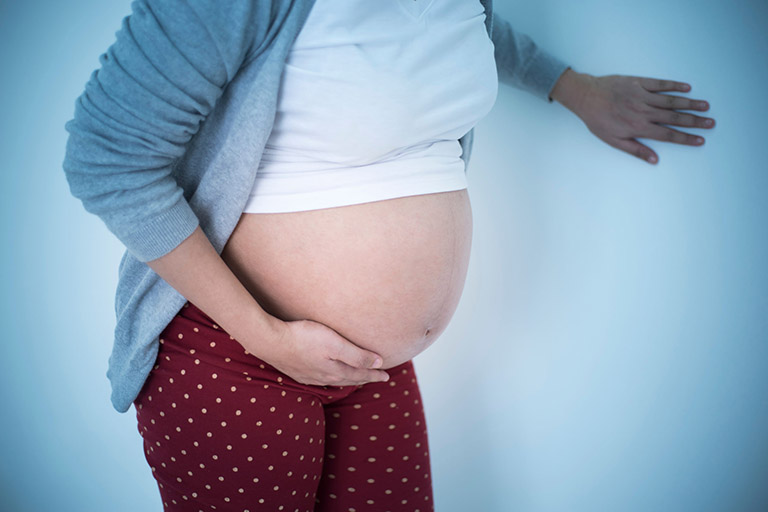 đau khớp háng khi mang thai tháng cuối