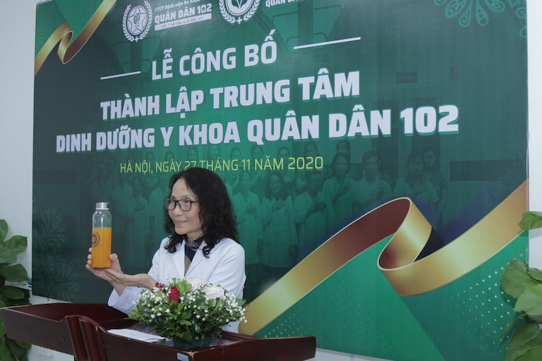 Bác sĩ Lê Phương - Giám đốc chuyên môn Trung tâm Dinh dưỡng Y khoa Quân Dân 102 trực tiếp giám sát quá trình sản xuất bài thuốc