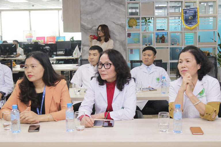 Bác sĩ Lê Phương chủ trì hội thảo cùng sự góp mặt của nhiều chuyên gia y tế hàng đầu