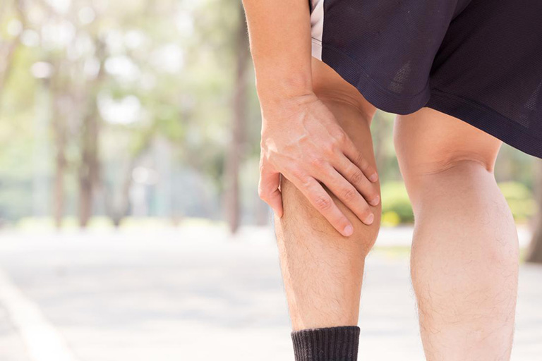 Đau nhức từ mông xuống bắp chân thường âm ỉ kéo dài