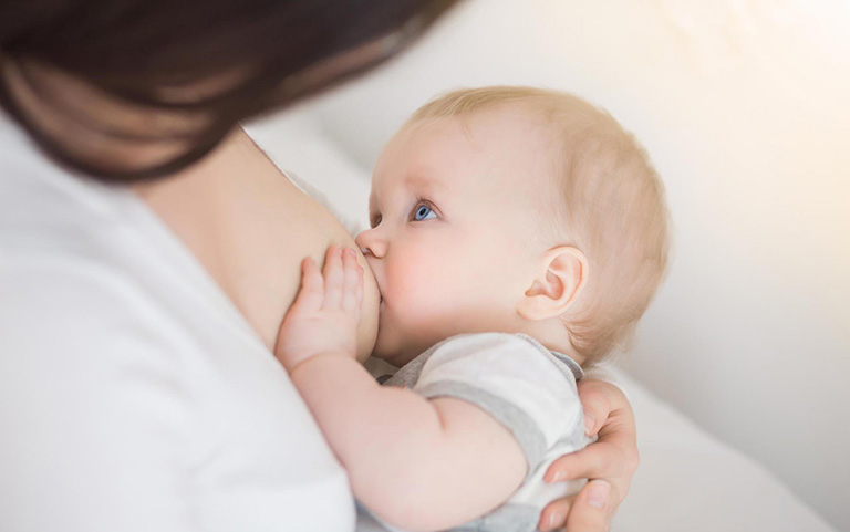 Cách bổ sung canxi cho bé sơ sinh qua sữa mẹ