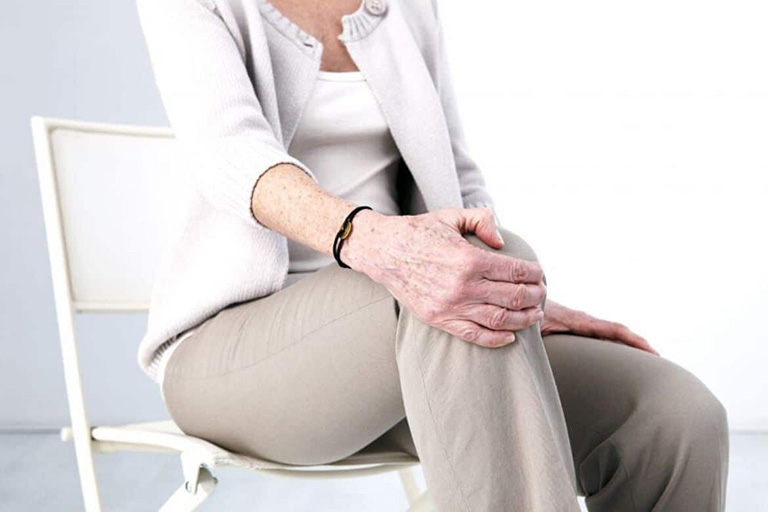 7 cách chữa đau khớp gối ở người già tại nhà