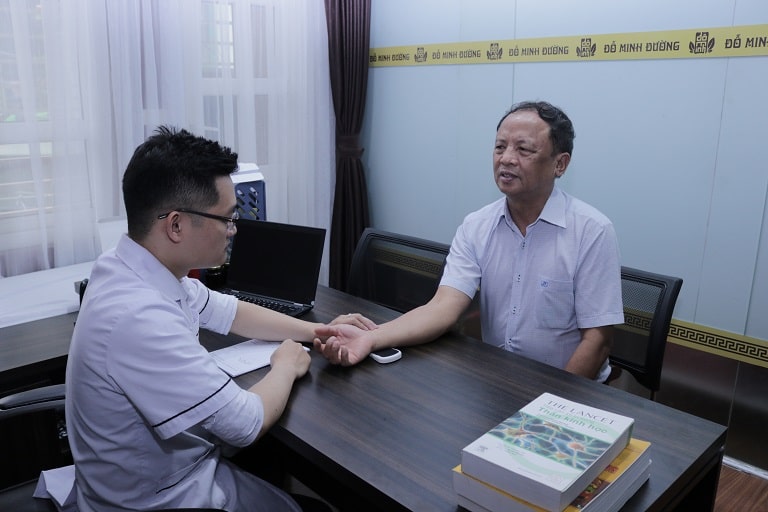 Bác Đỗ Văn Nho đi thăm khám bệnh gút tại Đỗ Minh Đường