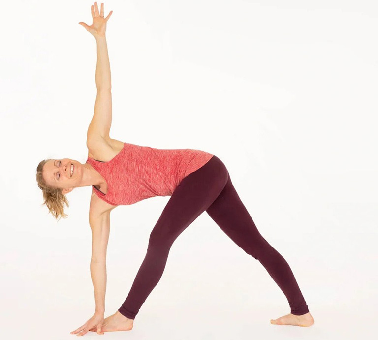 Bài tập yoga tư thế tam giác vặn (Parivrtta Trikonasana)