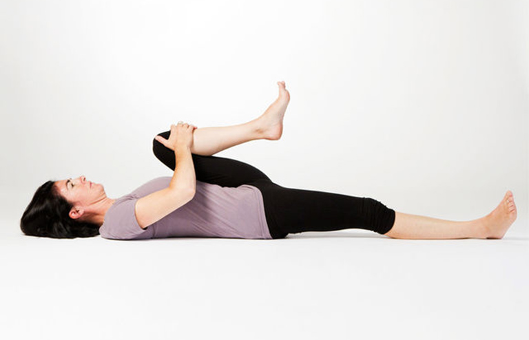 Bài tập yoga tư thế nâng đầu gối