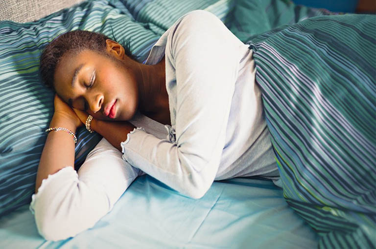 Cần đảm bảo ngủ đủ giấc và ngủ sớm để tăng hiệu quả phát triển chiều cao từ bài tập Squat