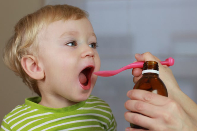 Dùng thuốc Aquadetrim Vitamin D3 cho trẻ sơ sinh bằng đường miệng
