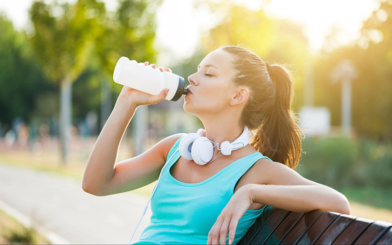 Uống một ít nước mỗi 20 phút luyện tập để tránh bị mất nước