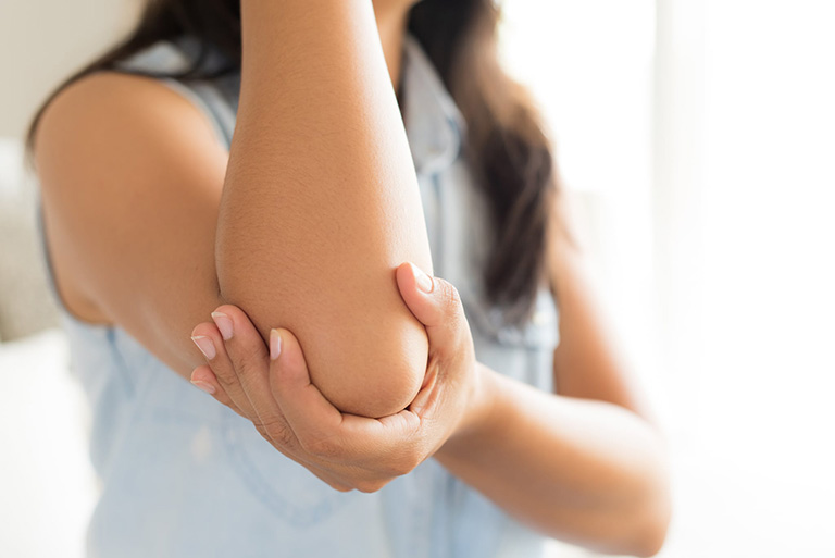 Bệnh viêm điểm bám gân khuỷu tay khiến bệnh nhân đau nhức thường xuyên
