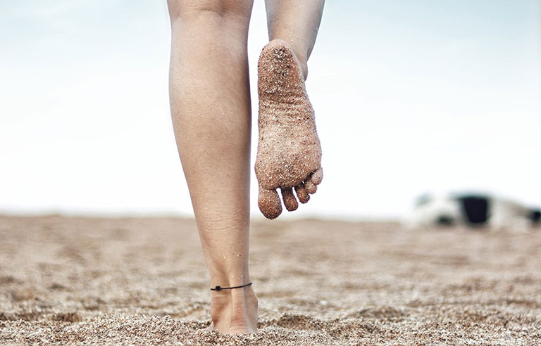 Đi bộ nhiều bị đau gót chân