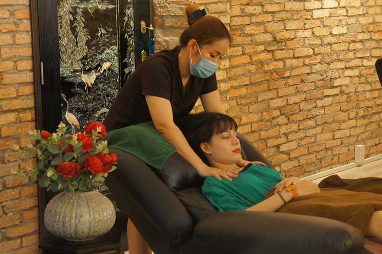 massage trị liệu đau vai gáy tphcm