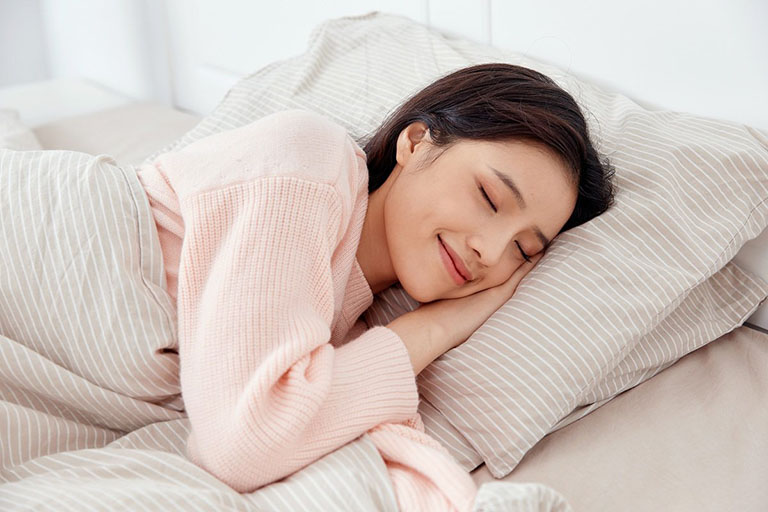 Sử dụng gối phù hợp và duy trì tư thế đúng khi ngủ