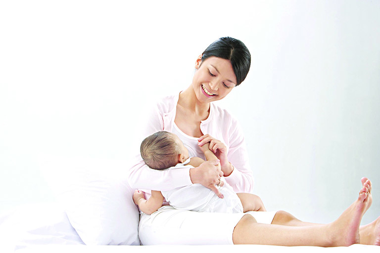 Cho trẻ bú sữa mẹ và ủ ấm ngay sau sinh