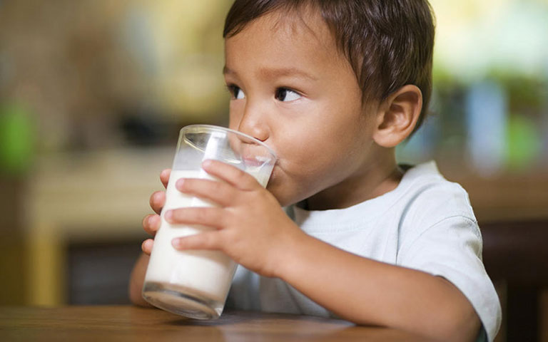 Trẻ suy dinh dưỡng nên uống sữa gì