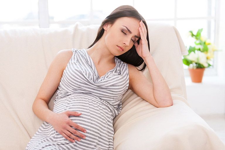 Bài thuốc từ ngải cứu và lá tía tô giúp an thai cho phụ nữ có dấu hiệu đau bụng, ra máu khi mang thai