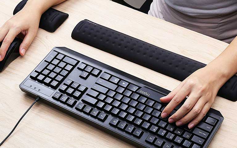 Tránh sử dụng đệm cổ tay khi ngồi máy tính