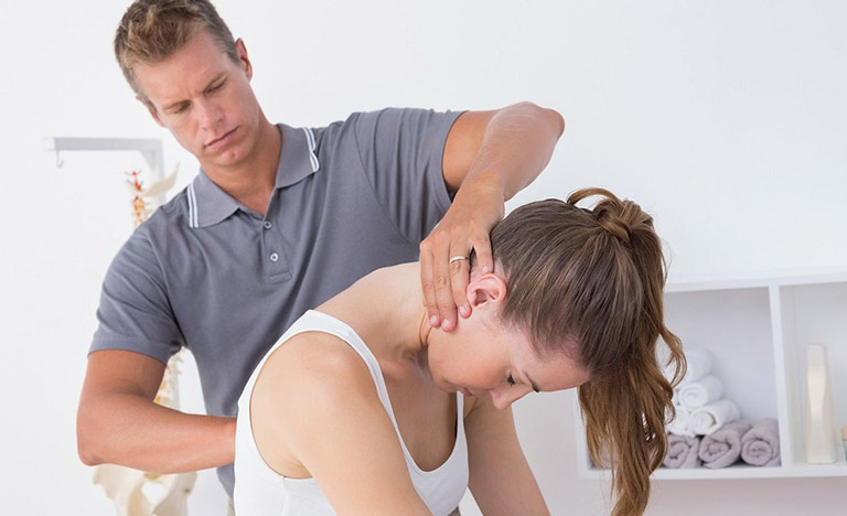 Vật lý trị liệu giúp giảm nhẹ triệu chứng do bẻ khớp cổ