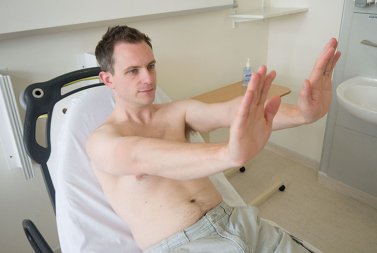 Đau ngực phải được chẩn đoán dựa vào kiểm tra lâm sàng và kết quả xét nghiệm