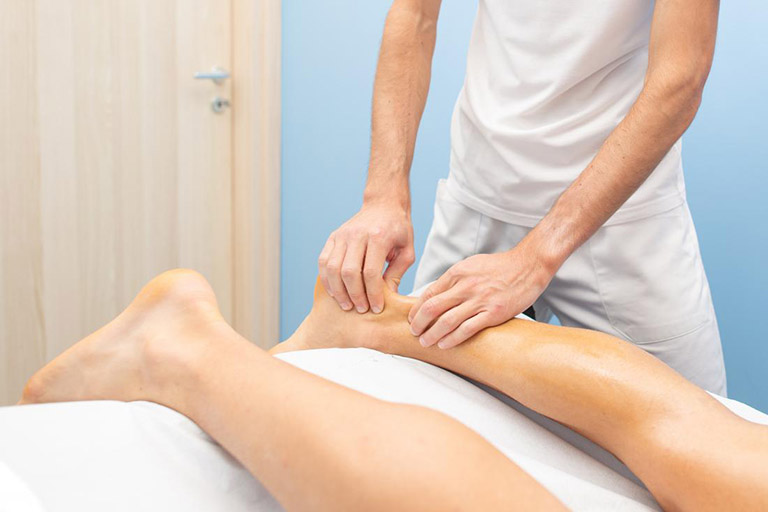 Massage nhẹ nhàng giúp điều trị khớp cổ chân kêu răng rắc
