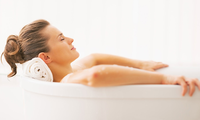 Tắm nước ấm giúp giảm đau khớp gối khi thời tiết thay đổi