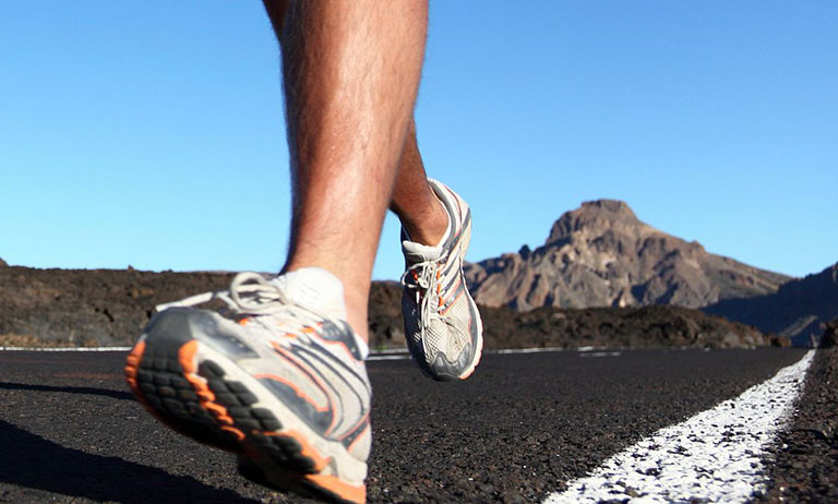 Lựa chọn giày chạy vừa vặn, có khả năng hỗ trợ vòm và nâng đỡ bàn chân trong khi chạy