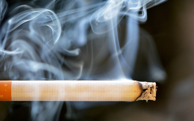 Hút thuốc lá làm tăng nguy cơ mắc bệnh viêm khớp dạng thấp