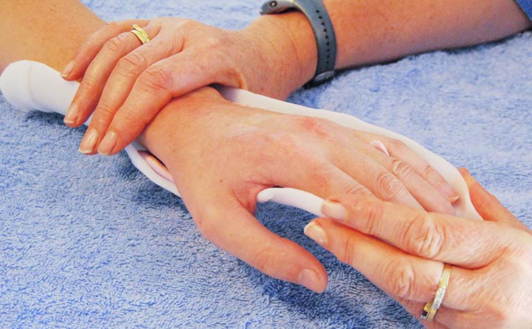 Bệnh nhân có thể cải thiện cử động ở ngón tay và bàn tay