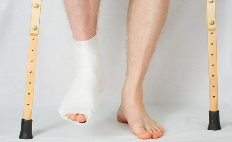 Tập đi với nạng không chống chân từ 6 - 8 tuần sau chấn thương
