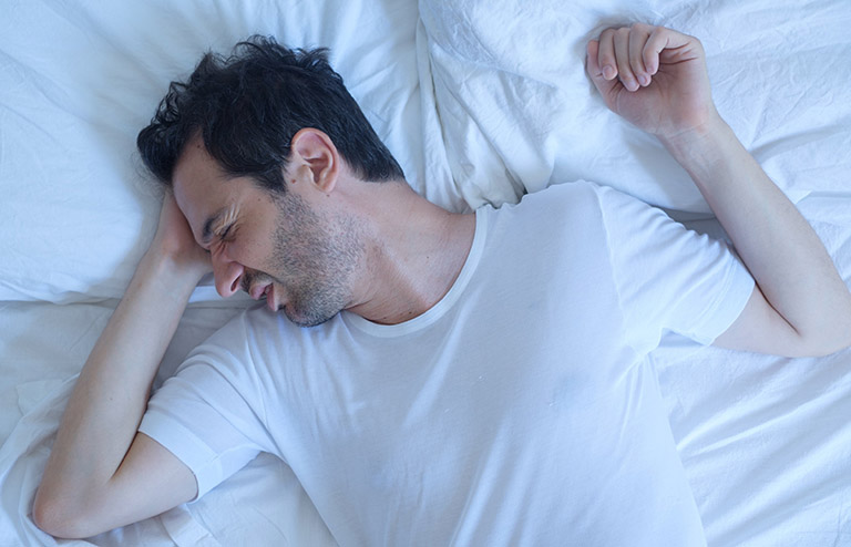 Xương sườn bị gãy khiến người bệnh đau đớn liên tục, ảnh hưởng đến chất lượng giấc ngủ