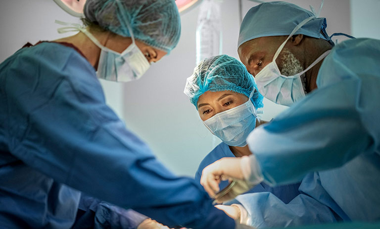 Phẫu thuật chỉnh hình được chỉ định cho những bệnh nhân có biến dạng cột sống và chi nghiêm trọng