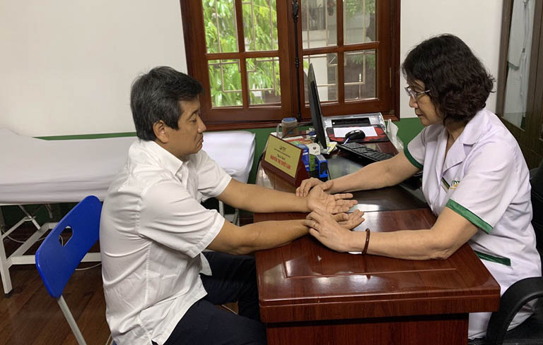 Ông Hải được bác sĩ Nguyễn Thị Tuyết Lan trực tiếp thăm khám