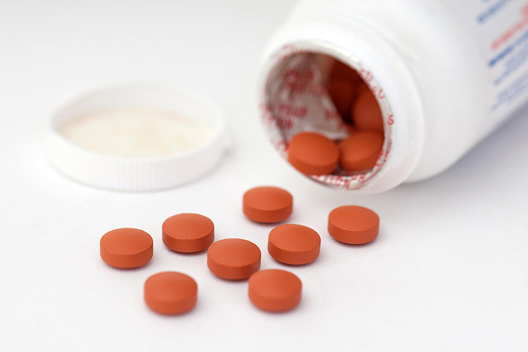 Cho trẻ sử dụng Ibuprofen hoặc Paracetamol trong quá trình sơ cứu để giảm nhẹ cơn đau
