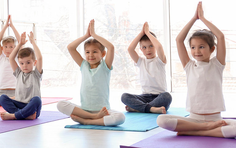 Khuyến khích trẻ tập yoga hoặc vận động nhẹ nhàng