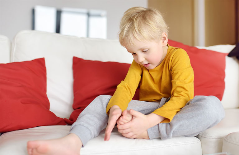 Trẻ bị đau gót chân
