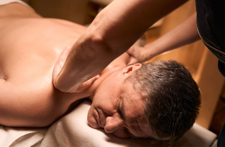 Cách massage cho người bị gai cột sống